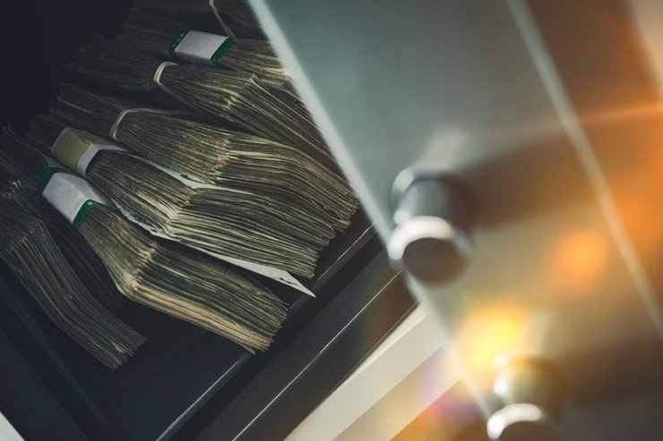 Biznesmenin yarım milyardı oğurlandı Biznesmenin yarım milyardı oğurlandı