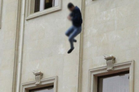 Bakıda kişi yataq otağının pəncərəsindən özünü atdı Bakıda kişi yataq otağının pəncərəsindən özünü atdı