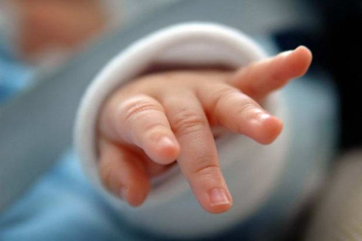 Körpə yeməkdən sonra qusub öldü