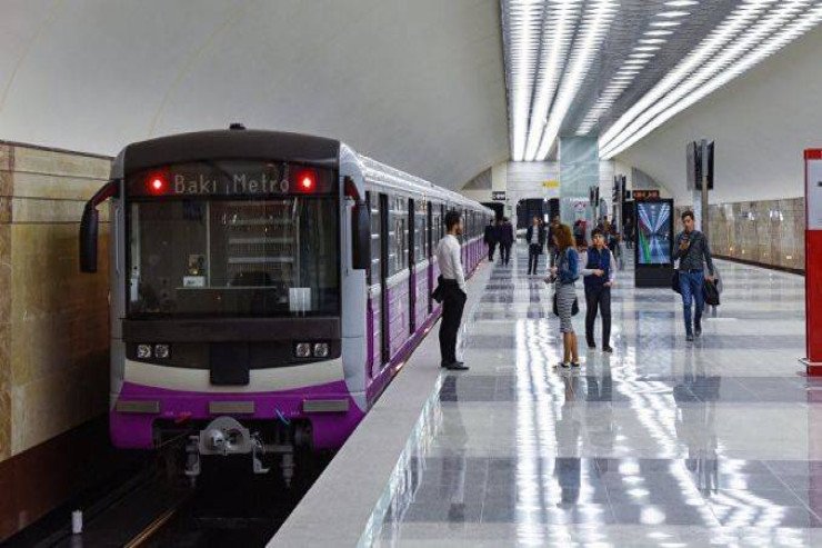 Sərnişinin xuliqanlığına görə metroda qatarların hərəkəti yubandı Sərnişinin xuliqanlığına görə metroda qatarların hərəkəti yubandı
