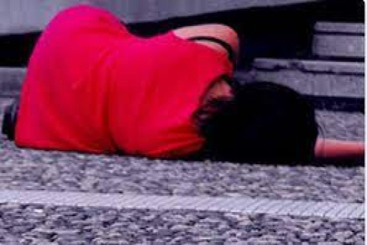 Ana azyaşlı qızı ilə birgə binadan yıxılıb öldü