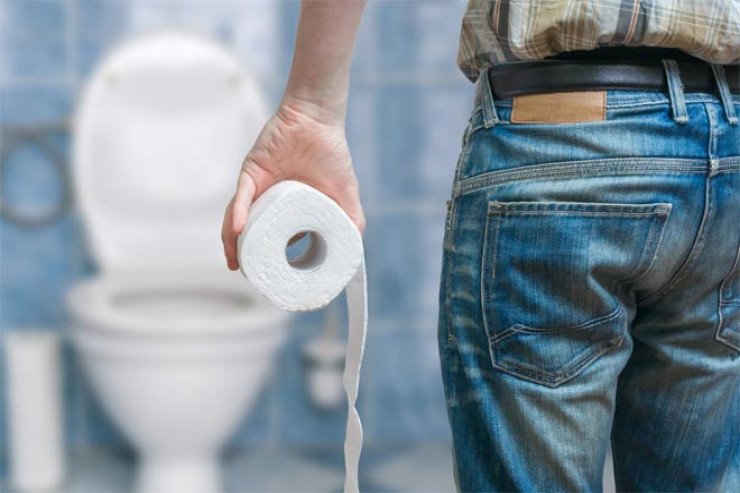 Tanınmış siyasətçi tualetdə onlayn iclasa qatıldı