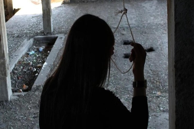 Astarada DƏHŞƏT: Yeniyetmə qızın asılmış meyiti tapıldı