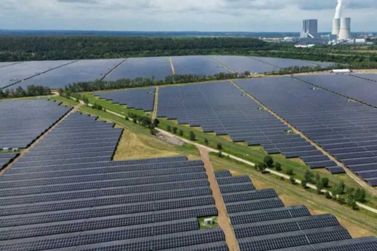 Avropanın ən böyük günəş elektrik stansiyası istifadəyə verildi Avropanın ən böyük günəş elektrik stansiyası istifadəyə verildi