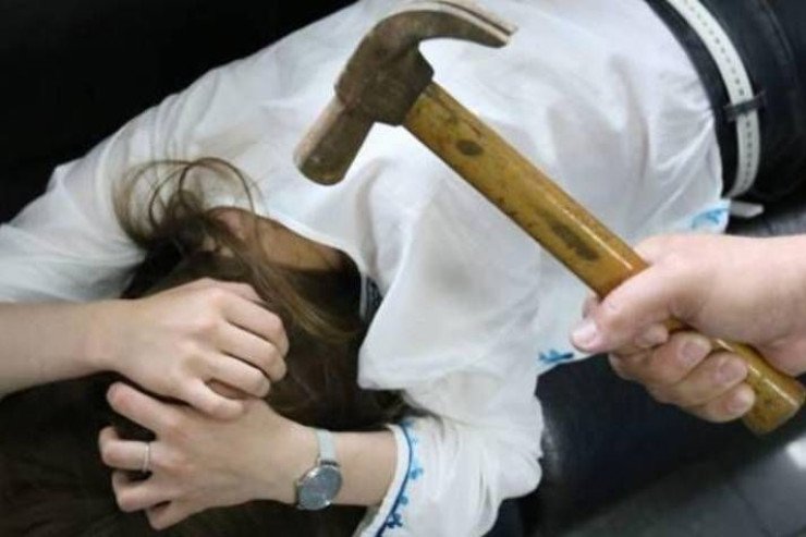 Arvadını çəkiclə döyən kişi həbsdə öldü Arvadını çəkiclə döyən kişi həbsdə öldü
