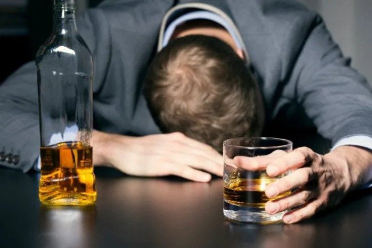 Bakıda spirtli içkidən xilas ola bilməyən kişi özünü öldürdü