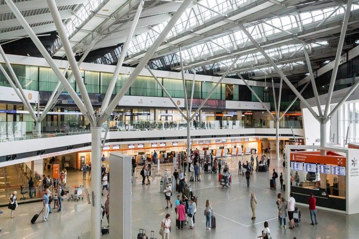 Azərbaycanlı kişi Polşa aeroportunda özünü öldürdü Azərbaycanlı kişi Polşa aeroportunda özünü öldürdü