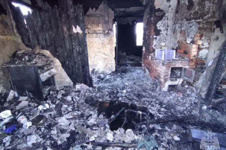 Beş yaşlı qız evi yandırdı, nənəsi öldü Beş yaşlı qız evi yandırdı, nənəsi öldü