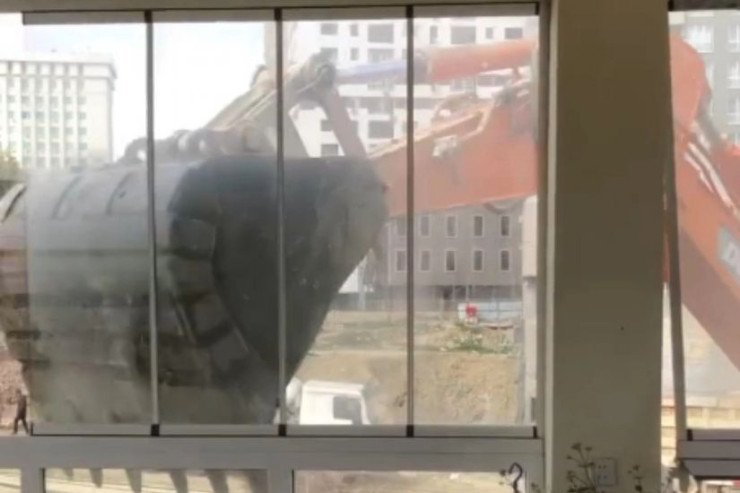 Yasamalda evi sökən ekskavator sürücüsü azadlığa buraxıldı Yasamalda evi sökən ekskavator sürücüsü azadlığa buraxıldı